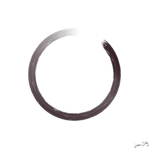 Enso dessiné par Justine Daly. Forme circulaire à l'encre noire. On aperçoit les traits des poils du pinceau. Et le cercle est ouvert en haut à droite