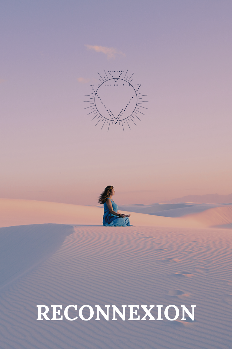 Reconnexion a soi possible grace aux Bazi (astrologie chinoise) avec JustineDaly. Photo d'une femme assise en tailleur sur une dune de sable face au soleil couchant. Avec un symbole de géométrie sacrée triangle et cercle.