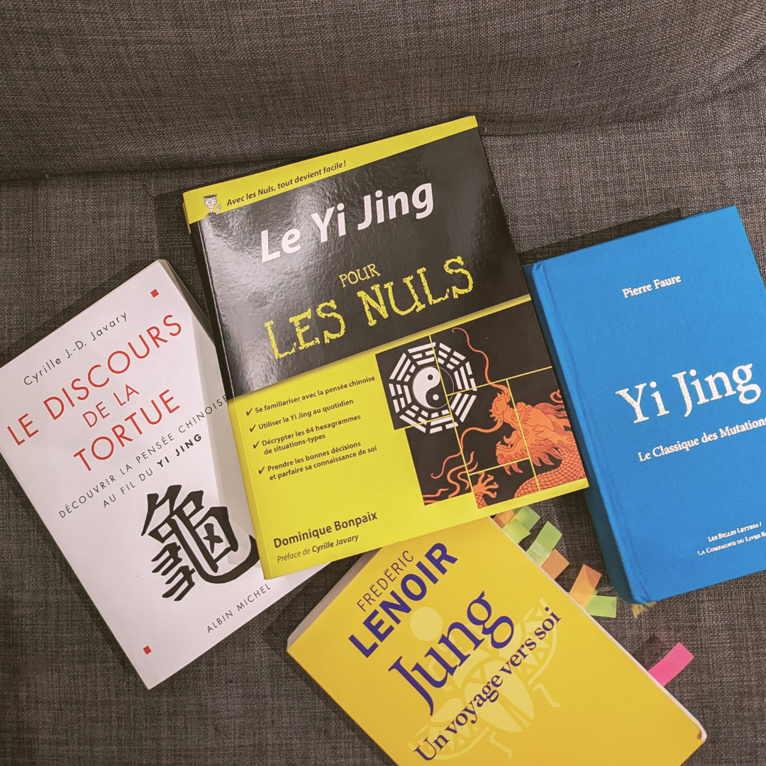 Photo des livres de Justine Daly évoquant le Yi Jing : le discours de la tortue, le Yi Jing pour les nuls, Jung un voyage vers soi, le livre bleu de Pierre Faure Yi Jing : le classique des mutations